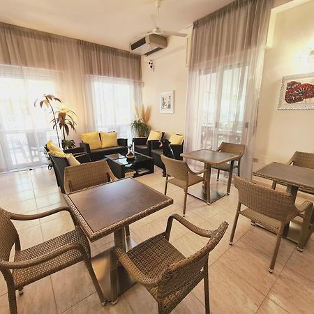 Hotel Laura Чезенатико Екстериор снимка