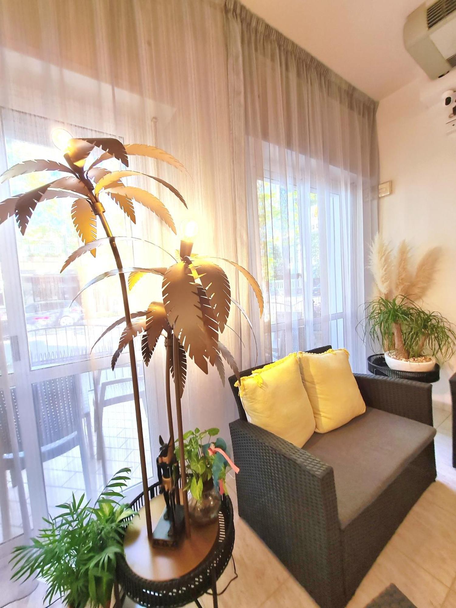Hotel Laura Чезенатико Екстериор снимка